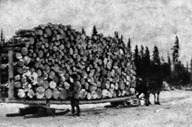 Une «sleigh» lourdement chargée de bois s'apprête à quitter le chantier
