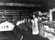 Un prêtre célèbre une messe dans un camp de bûcherons