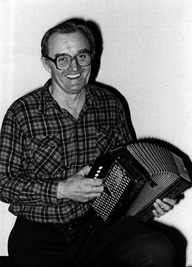 Roger Beaudoin joue des airs traditionnels à l'accordéon diatonique dans le spectacle «La vie dans les chantiers»