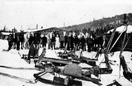 Groupe d'hommes avec chevaux et sleighs prêts pour le charroyage des billots, crique Scheller