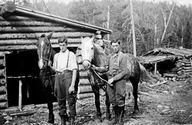 Léopold Prud'homme et Marius Gilbert devant la boutique de forge au camp chez Sévérin St-Georges