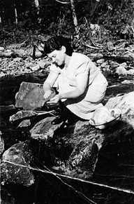 Émilianna Roy lave les légumes à la rivière