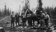 Groupe d'hommes au lac Catin près du dépôt Chapeau-de-Paille
