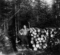 Le bûcheron Valbert Robillard, de Sainte-Émélie-de-L'Énergie, pose près d'une corde de bois