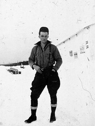 Roger Beaudoin pose avec ses «breeches» au dépôt Chapeau-de-Paille