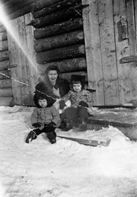 Colette St-Georges-Beaudoin et ses filles, Christiane et Raymonde Beaudoin, au camp chez Zénon Charrette à Saint-Michel-des-Saints