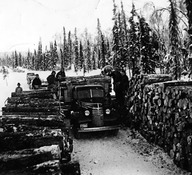 Transport du bois avec un camion Chevrolet 1939