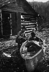 Stanislas Beaudoin, «jobber» pour les chantiers et contremaître sur la drave, avec son fils Jean-Paul assis dans un canot.