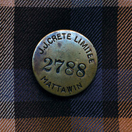 Médaille de la Consolidated Paper Corporation  portant l'inscription «J.J. Crête Limitée, Mattawin» et le numéro d'employé de Roger Beaudoin