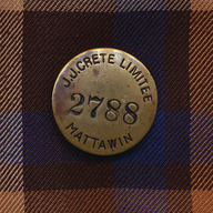 Médaille de la Consolidated Paper Corporation  portant l'inscription «J.J. Crête Limitée, Mattawin» et le numéro d'employé de Roger Beaudoin