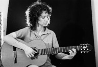 Raymonde Beaudoin à la guitare