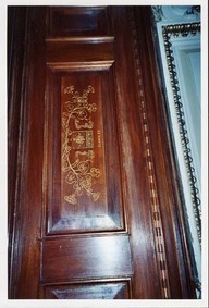 Boiserie dédiée à Dugua de Monts dans le hall d’entrée de l’hôtel du Parlement à Québec. Les armoiries ne sont pas celles de de Mons.