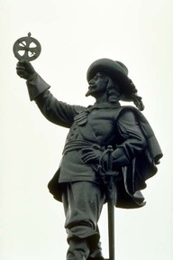 Photo de la statue de Champlain tenant son astrolabe