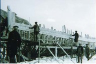 Ouvriers construisant des goélettes de pêche à Shippagan au Nord-Est du Nouveau-Brunswick aux alentours de l'année 1900.
