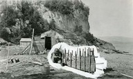 Indiens fabriquant des canots/ Indians making bark canoes, Murray bay