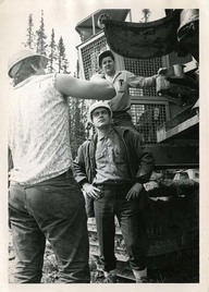 Marcel Masse visite une exploitation forestière dans les concessions de la compagnie Domtar à Lebel-sur-Quévillon. Il se fait expliquer par Jean-Paul Bolduc, opérateur de Walton Ontario et Pierre Lacroix, 21 ans de Hull, mécanicien, le fonctionnement de cette machine ultra-moderne appelée “Combined” qui débusque l’arbre, l’ébranche et finalement le coupe.
