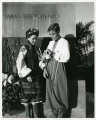 Deux jeunes danseurs Ukrainiens devant le monument en l’honneur de Taras Shevchenko, poète national Ukrainien sur le terrain de Manitoba Legislative Building à Winnipeg. 