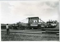 Une équipe s’affaire à construire un pipeline  près de Nisku en Alberta aux alentours du puits Leduc, le puits numéro un qui a placé le Canada parmi les producteurs de pétrole le 13 février 1947.
