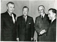 Diefenbaker accueille à Ottawa Lesage et Robichaud nouvellement élus. Entre eux, M. Frost premier ministre de l’Ouest et en second plan Geoges Lapalme procureur général du Québec.
