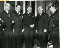 Lesage, hôte d’honneur au Banquet du Congrès du Barreau de la ? samedi à l’hôtel Skyline.


Me Lapalme, procureur général et ministre des affaires culturelles.
Me François Nobert, batonnier général de la province.
M. Lesage et le maire de Montréal Me Jean Drapeau.
 