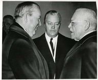 Ces heures sombres ont réuni 3 personnalités du monde politique au Canada : Pearson, Lesage et St-Laurent.
