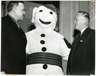 Au café du Parlement, Lesage recevait samedi des étudiants de l’Ontario et du Québec qui fraternisaient. 
Dîner présidé par John Robarts.
