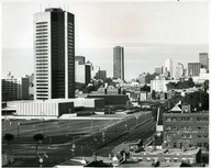 Centre-ville de Montréal.
La tour est la place Radio-Canada.
