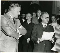 Premier ministre Robarts et Premier ministre Bertrand au moment de la signature de l’accord de coopération et d’échanges culturels.
