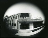 Radio-Québec inaugurait en avril ses studios de télévision. Moins de sept mois plus tard la première série télévisée, Les Oraliens, prend l’antenne. 
