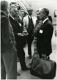 René Lévesque et Jean Lesage attendent l’avion qui va les ramener à Québec suite à l’anonce 
du décès de Daniel Johnson
