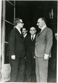 Paris, Premier ministre Johnson et Georges Pompidou.
Arrière-plan : Jacques Parizeau, conseiller du gouvernement du Québec et M.Paul Dozois, ministre des finances.
