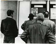Passant lisant sur la première page de La Presse “Johnson est mort”.
