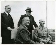 Conférence de Québec
Debout : W.L. Mackenzie King et Winston Churchill 
Assis : Président Frankin D. Roosevelt et Lord Athlone.
