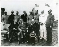 Conférence de Québec
King, Roosevelt, Churchill et des officiers des États-Unis et de la 
Grande-Bretagne sur la terrasse de la Citadelle.
