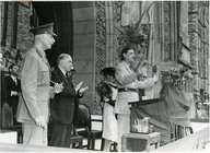 Visite de Charles de Gaulle à Ottawa sur la colline parlementaire.
De gauche à droite : Earl of Athlone, Premier ministre King, Princesse Alice et le Général de Gaulle.
