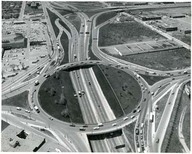 Vue aérienne du rond-point de l’Acadie relié aux principales autoroutes de Montréal.
