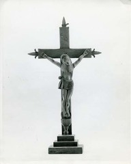 École canadienne
Crucifix rustique sur pied avec fleurs de lys au haut et aux bras de la croix.
Bois sculpté
H. 24 9/16” X L. 13 1/2”
