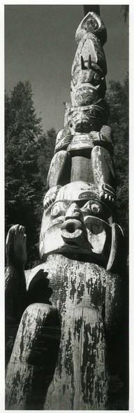 Totem dans le Nord-Ouest
Photo tirée de l’Atlas of Ancient America, facts on file, 1989 : 8276.