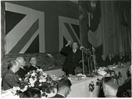 Le Premier Ministre du Québec, Maurice Duplessis, prononçant un discours sur les relations Dominion-Provincial au banquet donné en son honneur à Montréal.