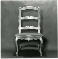 Chaise avec pieds chantournés à la Louis XV