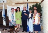 Cérémonie à la poudrière St-Luc à Brouage.
Noella Deblois, Renée Ouellette, Alain
L’affut est réalisé par Papy Lagrange, président d’Albi, et supporte un (?) du clos du Bois du Roy.