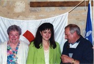Cérémonie à la poudrière St-Luc à Brouage.
Noella Deblois, Renée Ouellette et Alain.