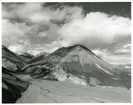 Chaînon Kluane avec une vallée conduisant à la rivière Slims