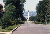Avenue des Braves et monument à l'arrière-plan