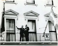 Lesage et Hugues Lapointe, agent général du Québec au Royaume-Uni, sur le balcon de la Maison du Québec 12, Upper Grosveror street Londres
