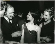 Pierre-Elliot Trudeau avec les danseuses des Ballets canadiens.
