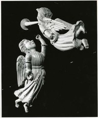 Deux anges sonnant de la trompette
