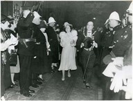 La Reine Elizabeth avec C. Houde, maire de Montréal, à la gare Jean-Talon.