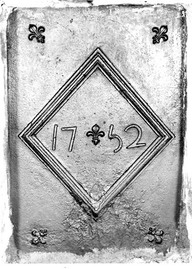 Plaque de cheminée en fonte fabriquée aux forges de Saint-Maurice. Maison Estèbe, Québec.