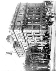 Palais de justice, ville de Montréal, 1910 environ.
Devant le palais de justice, qui a été haussé d'un étage et coiffé d'une coupole, la publicité d'une brasserie ou d'une boisson : présence d'une bouteille géante. (l'étiquette porte un fer à cheval)